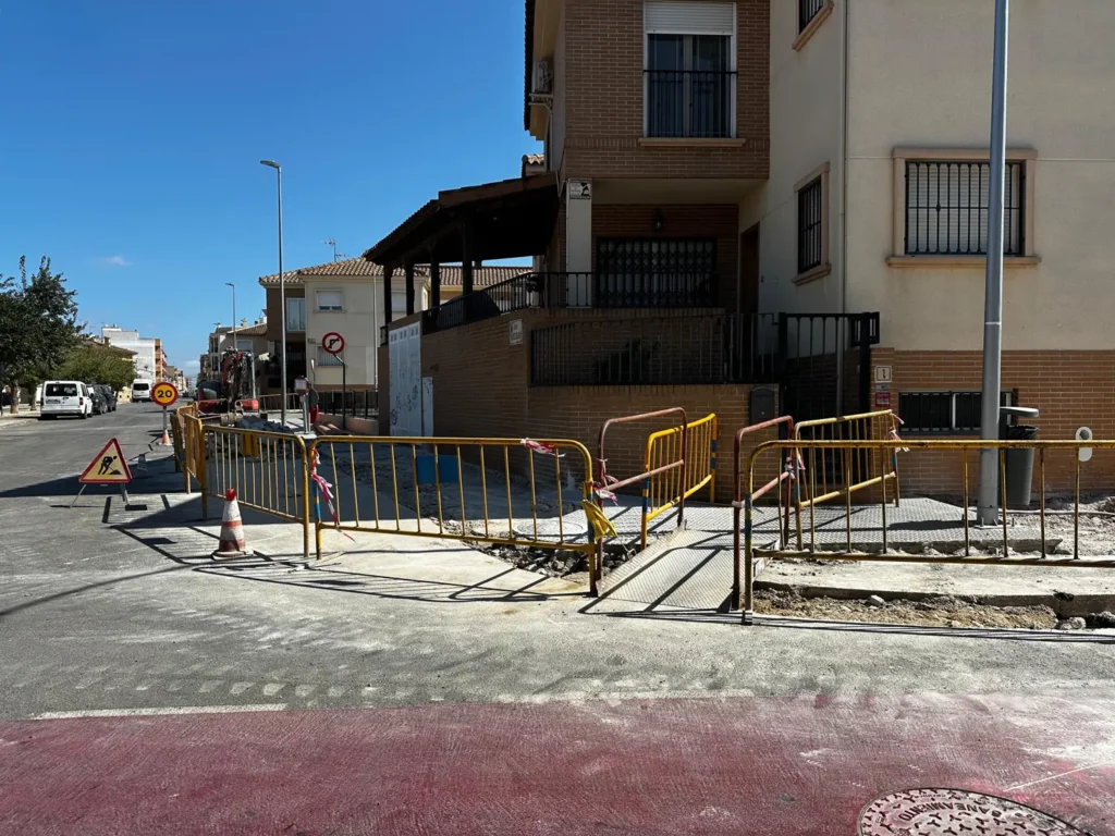 El Ayuntamiento de Almoradí mejora la accesibilidad de las aceras del entorno del CEIP Pascual Andreu