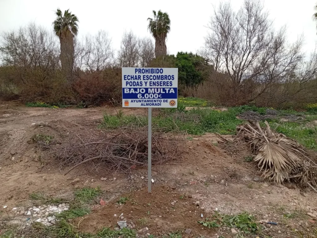 ALMORADÍ INTENSIFICA LA CAMPAÑA DE CONCIENCIACIÓN PARA EVITAR LAS ESCOMBRERAS, TRAS RETIRAR MÁS DE 4 TONELADAS DE BASURA