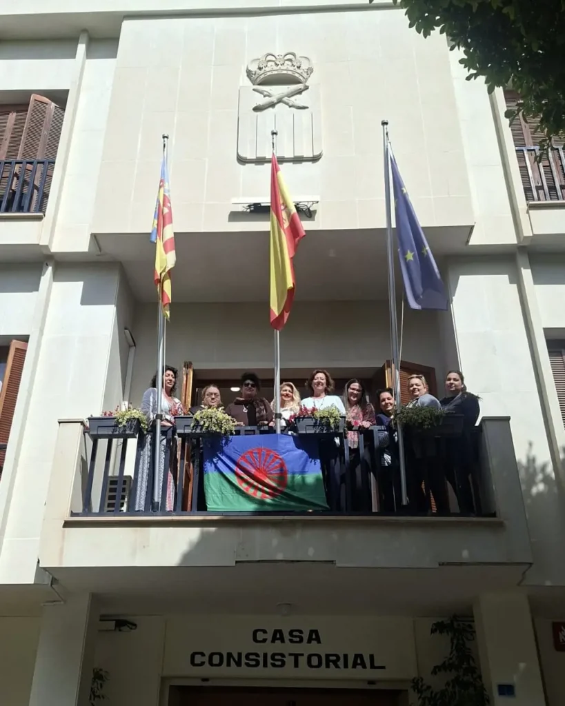 ALMORADÍ CONMEMORA EL DÍA INTERNACIONAL DEL PUEBLO GITANO CON LA COLOCACIÓN DE SU BANDERA EN EL AYUNTAMIENTO