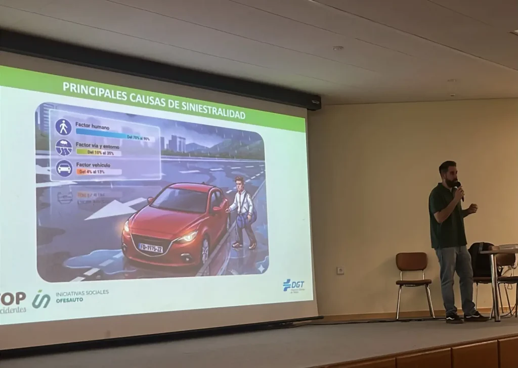 El proyecto «Todo va sobre 2 ruedas» de STOP Accidentes conciencia a 300 jóvenes de Almoradí sobre seguridad vial