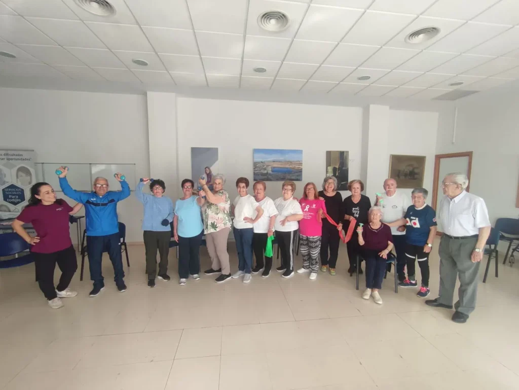 LOS TALLERES DE MOVILIDAD Y AUTONOMÍA PARA PERSONAS MAYORES LLENAN DE VIDA LAS MAÑANAS DE LOS JUEVES EN ALMORADÍ