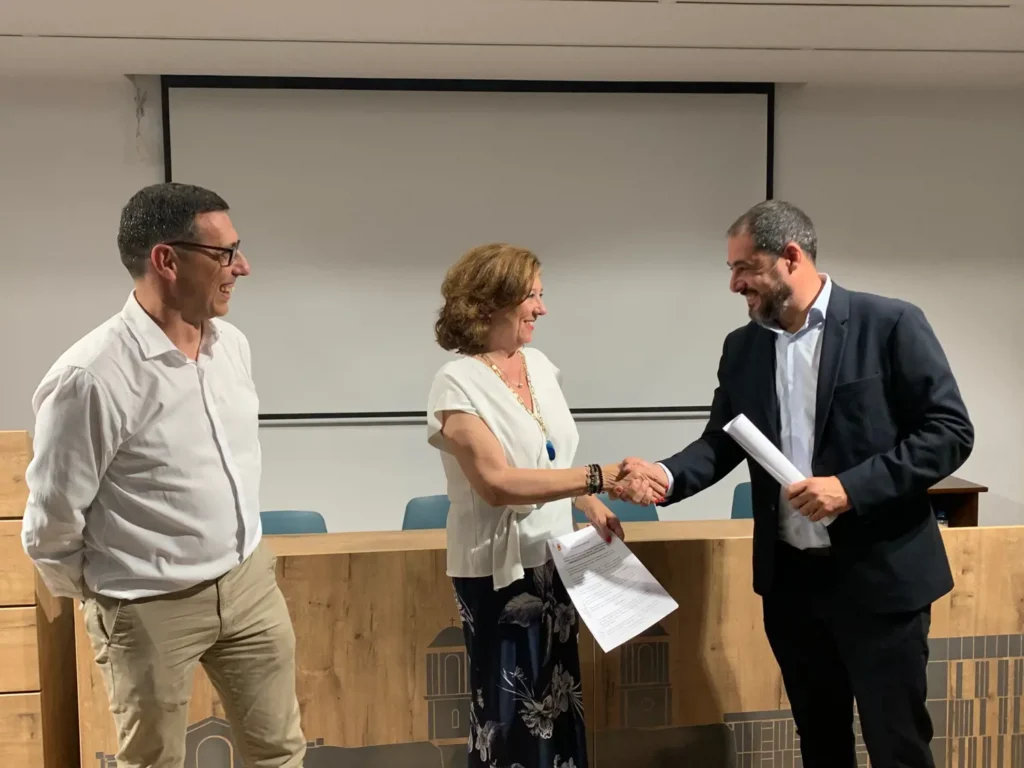 El AYUNTAMIENTO DE ALMORADÍ FIRMA EL NUEVO CONTRATO DE RECOGIDA DE RESUDIOS Y LIMPIEZA VIARIA