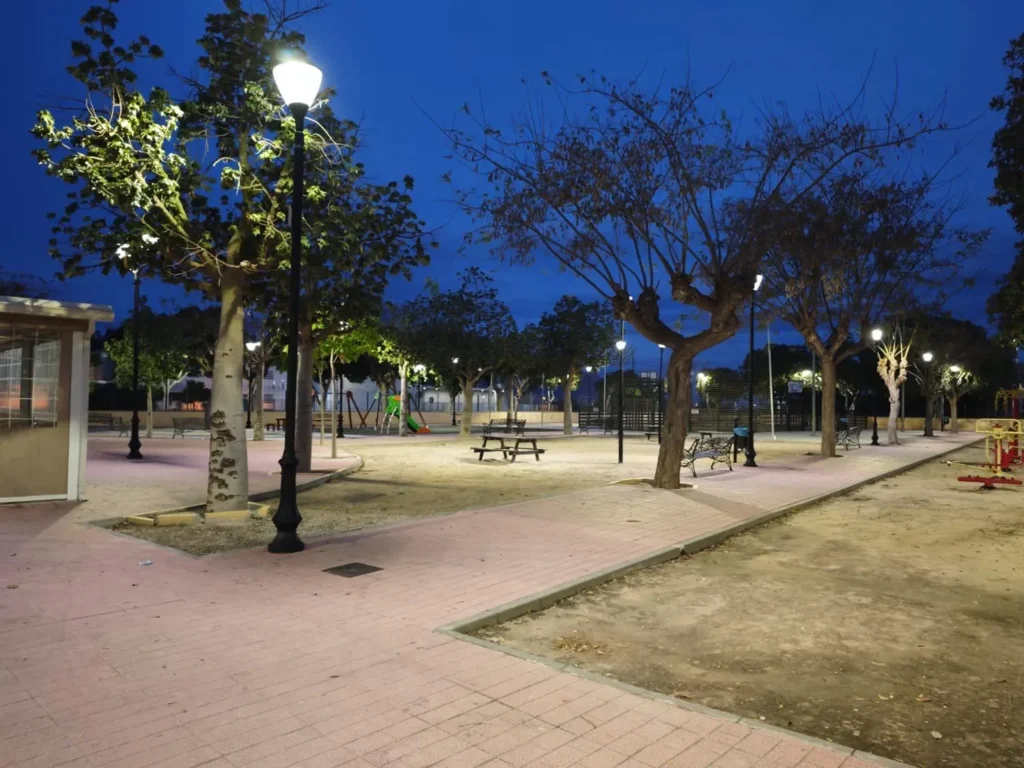 ALMORADÍ SIGUE RENOVANDO SUS LUMINARIAS