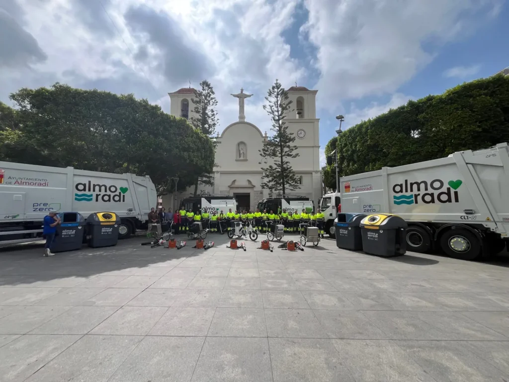Almoradí presenta los nuevos contenedores y camiones que permitirán modernizar el servicio de recogida y limpieza viaria