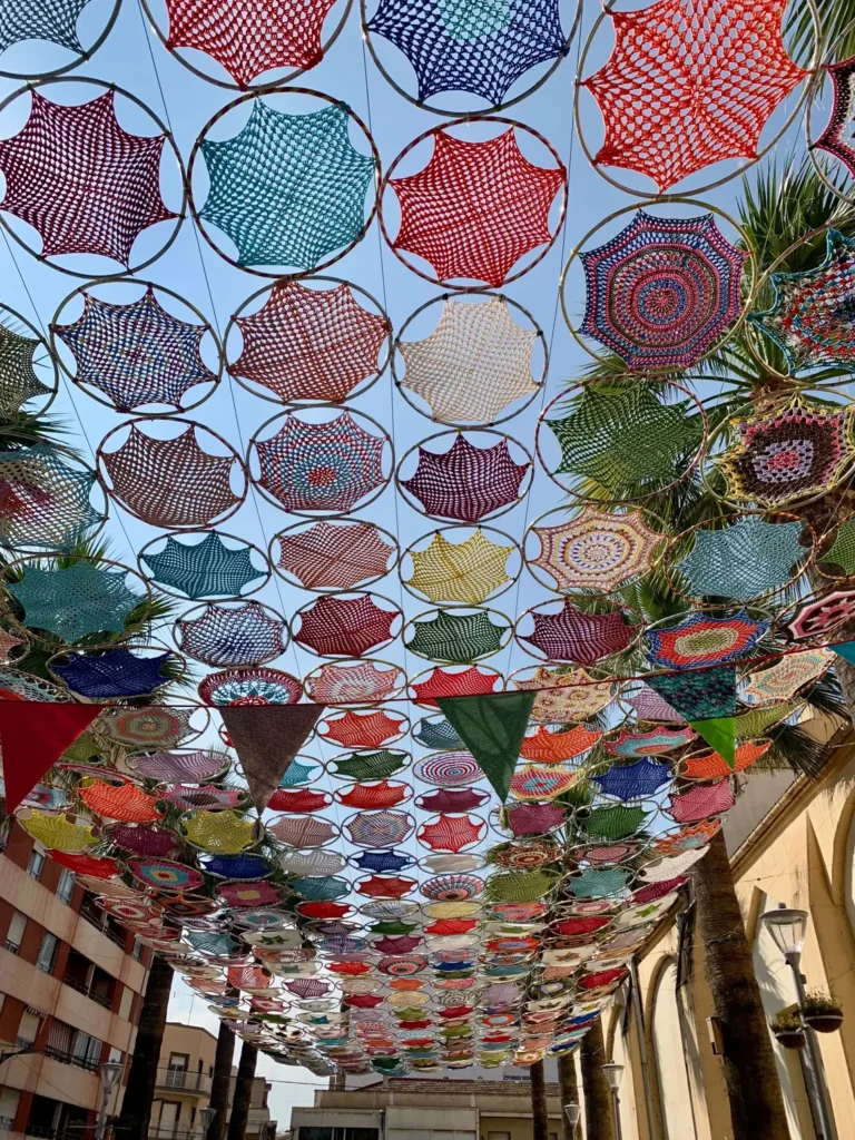 ALMORADÍ CELEBRA EL DÍA INTERNACIONAL DE TEJER EN PÚBLICO CON LA DECORACIÓN ARTESANA DE LA PLAZA DE LA CONSTITUCIÓN